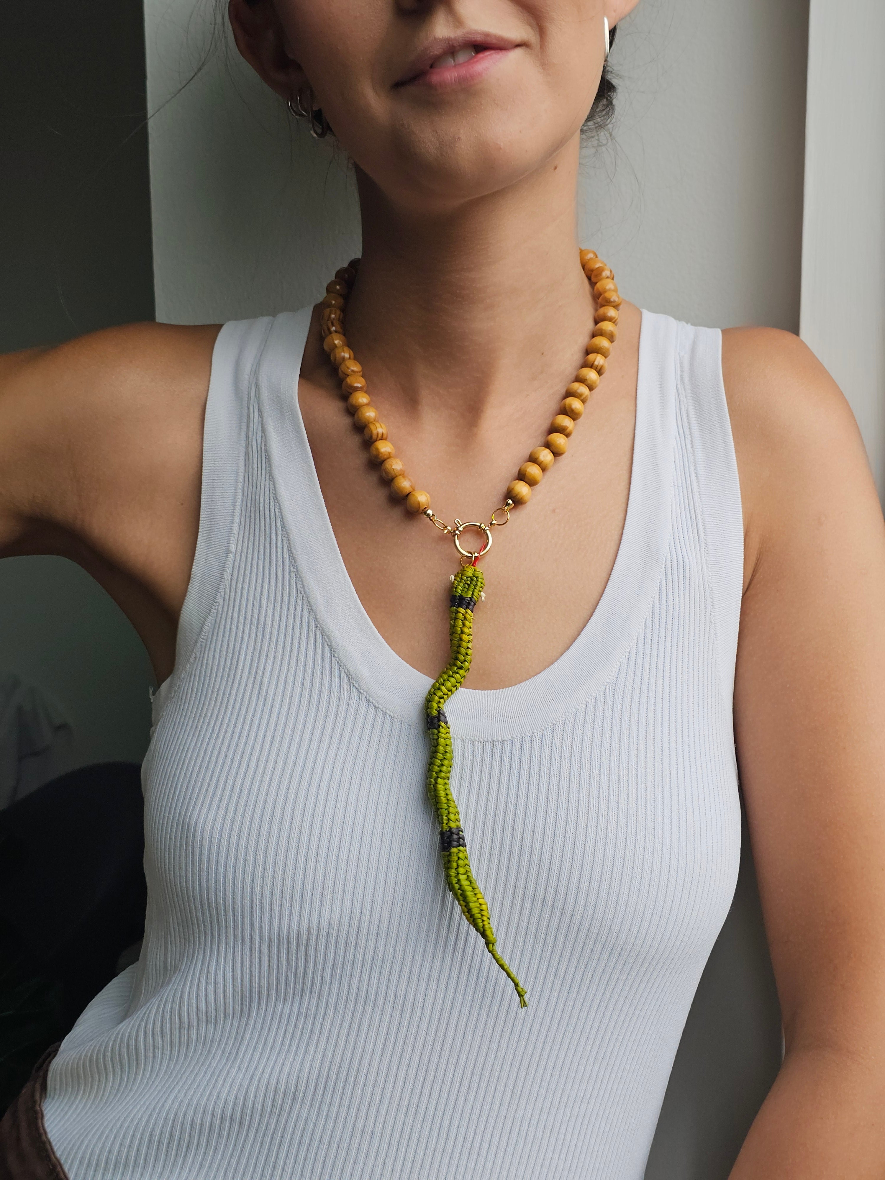 Collar culebra - tejido en rafia